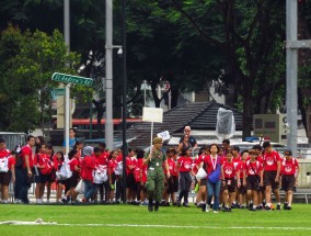 小学体育的特性包括，，基础性，小学体育以身体锻炼为主，注重对学生身体素质和基本技能的培养，为后续体育学习和运动生涯奠定坚实基础。，趣味性，通过多样化的教学方法和手段，如游戏、竞赛等，激发学生的学习兴趣和积极性，让学生在轻松愉快的氛围中学习体育。，教育性，体育不仅是锻炼身体，更是培养学生意志品质、团队协作精神和创新意识的重要途径，具有显著的教育功能。，终身性，小学体育不仅关注学生的当前发展，更着眼于学生的未来，培养学生的体育素养和终身运动的习惯。