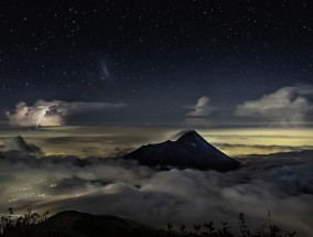 印尼佛罗雷斯岛火山深夜喷发 至少10死