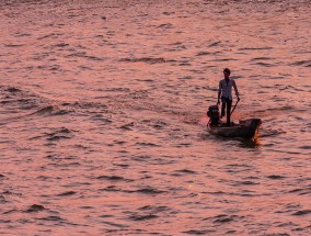 日扫雷舰起火后全船沉没 44 人获救一人失蹤