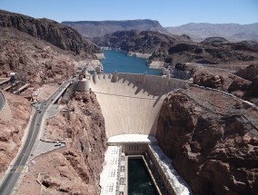 2009年，工人在胡佛水坝（Hoover Dam）发现人骨。15年后，有关当局认定这些无名骸骨属于约翰·多伊（John Doe）。