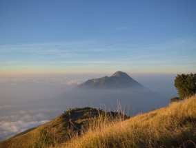 印尼勒沃托比火山再喷发 灰柱直冲天际