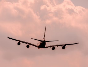 周一，两架美国航空公司飞机在飞越海地首都太子港上空时遭到枪击，海地当局在帮派暴力加剧的情况下暂停了首都所有进出航班。