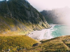 在我们本周的旅行回顾中：燃烧的山脉，它的火焰永不熄灭，南极洲是如何变成一个热门度假胜地，以及意大利首条豪华睡眠火车会带来哪些期待。