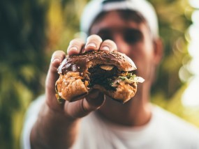 想要一叠IHOP的薄煎饼，再配一份苹果牛排的细肋排？在得克萨斯州，这很快将成为现实。因为新开的一家餐厅将这两个连锁品牌联合在一起。