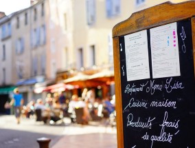 在日本，提供给客人按小时计费和隐私保护的“爱情旅馆”随处可见。但正如摄影师弗朗索瓦·普罗斯特所记录的那样，它们的建筑风格远非不张扬。