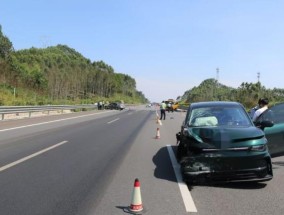 两小车在高速上拦截拖车，同伴不幸被撞身亡