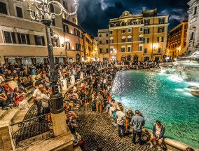 罗马地标特莱维喷泉（Trevi Fountain）前安装了一个临时替代水池，以在修复工作中收集游客硬币，但该水池却成为网上批评的对象。