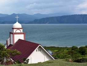 在印度尼西亚受欢迎的度假胜地巴厘岛火山喷发，将炽热的火山灰喷上几英里的天空之后，几家澳大利亚航空公司取消了飞往和来自巴厘岛的航班。