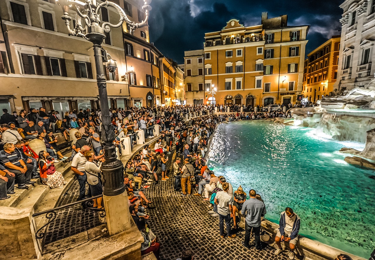 罗马地标特莱维喷泉（Trevi Fountain）前安装了一个临时替代水池，以在修复工作中收集游客硬币，但该水池却成为网上批评的对象。  第1张