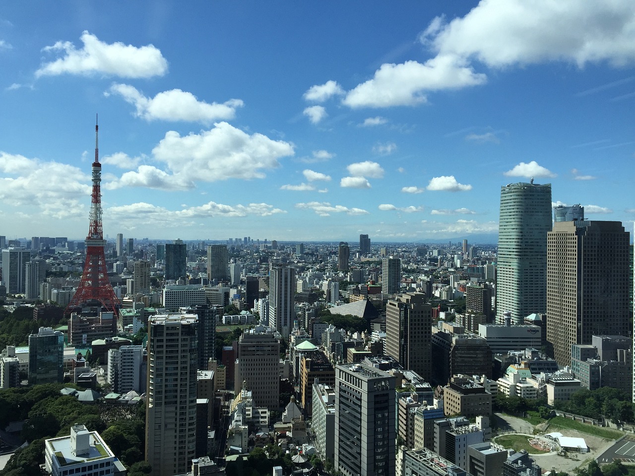 这个日本小城市为什么是“眼镜之都”的原因如下：

这个城市拥有大量的眼镜制造工厂和相关的产业，这些工厂和产业为当地提供了大量的就业机会，同时也促进了该城市眼镜制造业的发展。此外，该城市还拥有一些知名的眼镜品牌和零售商，这些品牌和零售商在该城市设立了总部和生产基地，进一步推动了该城市眼镜制造业的发展。因此，这个城市成为了日本眼镜制造业的重要中心之一，并被誉为“眼镜之都”。

希望以上内容对您有所帮助。  第1张