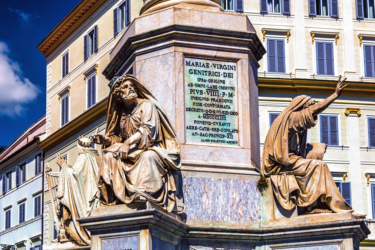 周六早上，罗马的巴洛克式特莱维喷泉（Trevi Fountain）对外开放，新安装的金属走道边挤满了前来拍照留念的游客，工作人员则开始了细致入微的清洁工作，清理这座18世纪的艺术杰作。  第1张