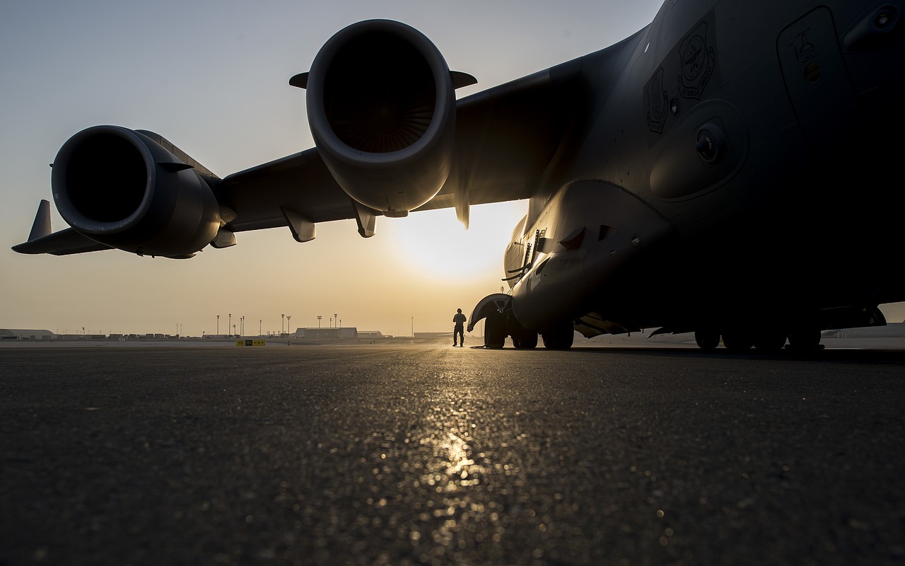 航空股早盘持续走高 中国国航及南方航空均涨超5%  第1张