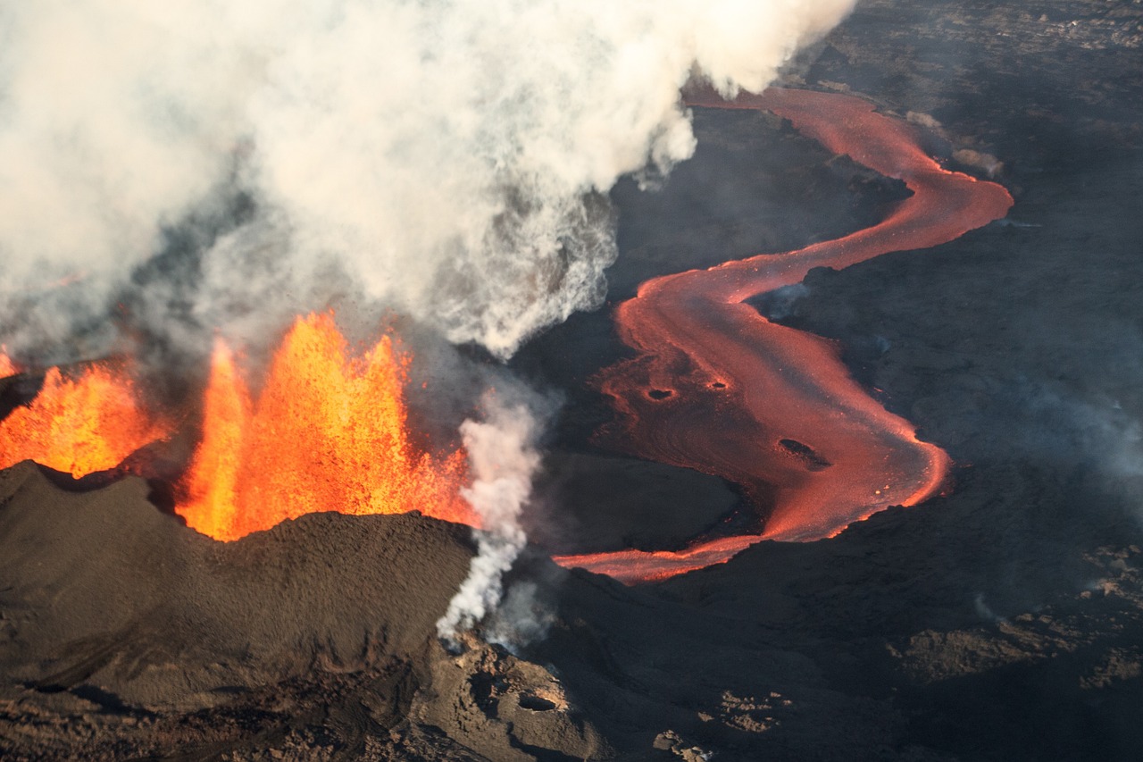 冰岛首都附近的一座火山周三晚上爆发，自去年12月以来，这是该地区发生的第七次此类事件。  第1张